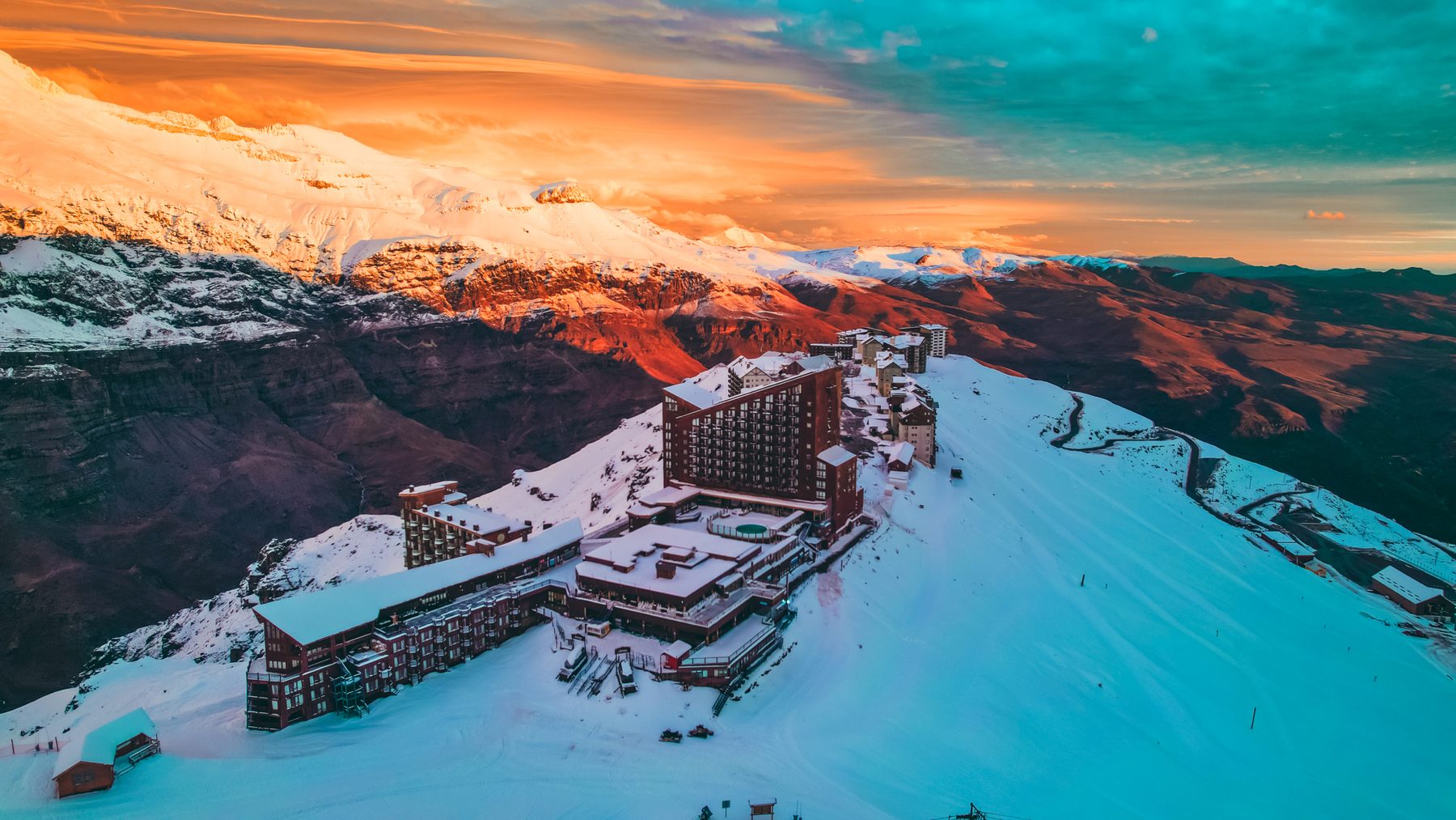 O Valle Nevado visto de cima, com as pistas e a cordilheira